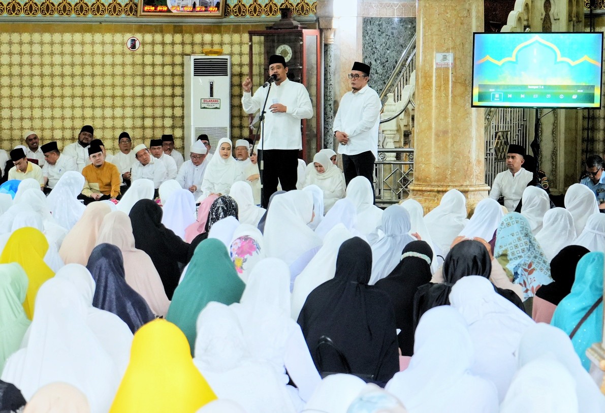 Wali Kota Medan, Bobby Nasution Didampingi Ketua TP PKK Kota Medan, Kahiyang Ayu Bobby Nasution Menghadiri Peringatan Maulid Nabi Muhammad SAW 1445 H tingkat Kota Medan di mesjid Raya Al Mashun, Selasa (17/10/2023)