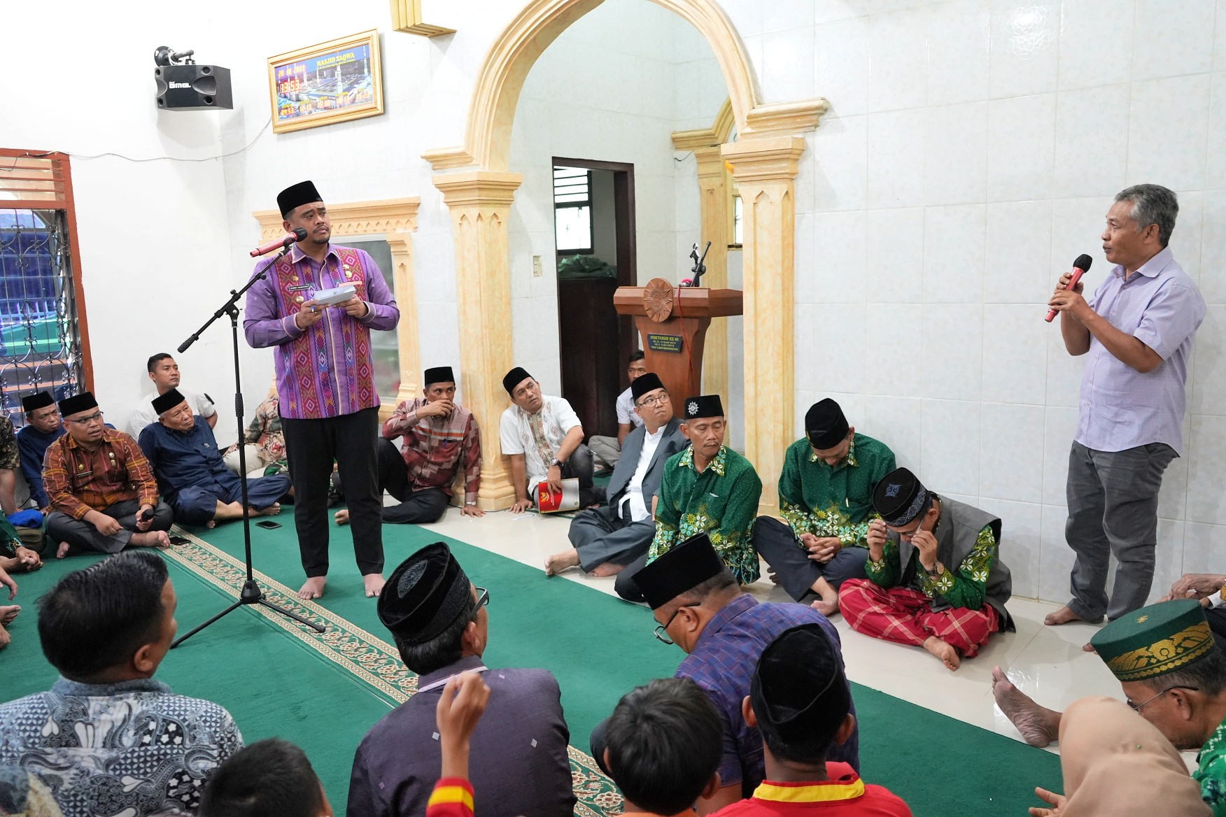 Wali Kota Medan, Bobby Nasution Menyampaikan Sambutan Dalam Acara Safari Jum'at di Masjid Taqwa, jln. Seksama, Gg. Rela, Kec. Medan Denai, Jum'at (20/10/2023)