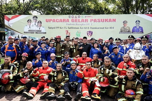 Bobby Nasution Pada Upacara Gelar Pasukan Peringatan HUT ke-73 Satpol PP, HUT ke- 61 Satuan Perlindungan Masyarakat (Satlinmas), dan HUT ke-104 Dinas Damkarmat Tahun 2023 di Lapangan Benteng Medan, Senin (6/3)