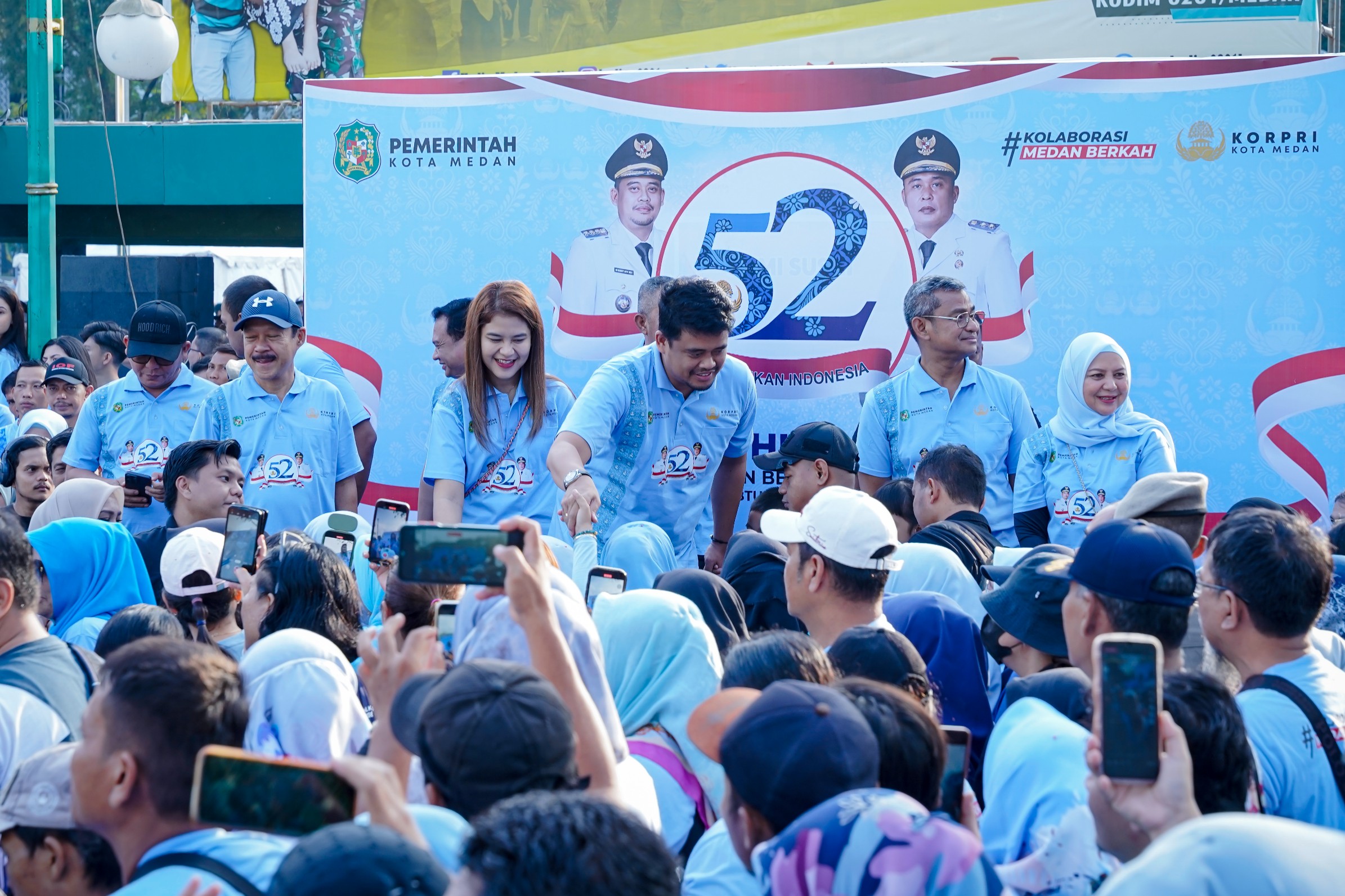 Wali Kota Medan, Bobby Nasution Bersama Ketua TP PKK Kota Medan, Kahiyang Ayu Bobby Nasution Melepas Peserta Fun Walk Pada Acara Gebyar Hari Ulang Tahun (HUT) ke l-52 Korps Pegawai Republik Indonesia (Korpri) di Lapangan Benteng, Sabtu (27/1/2024)