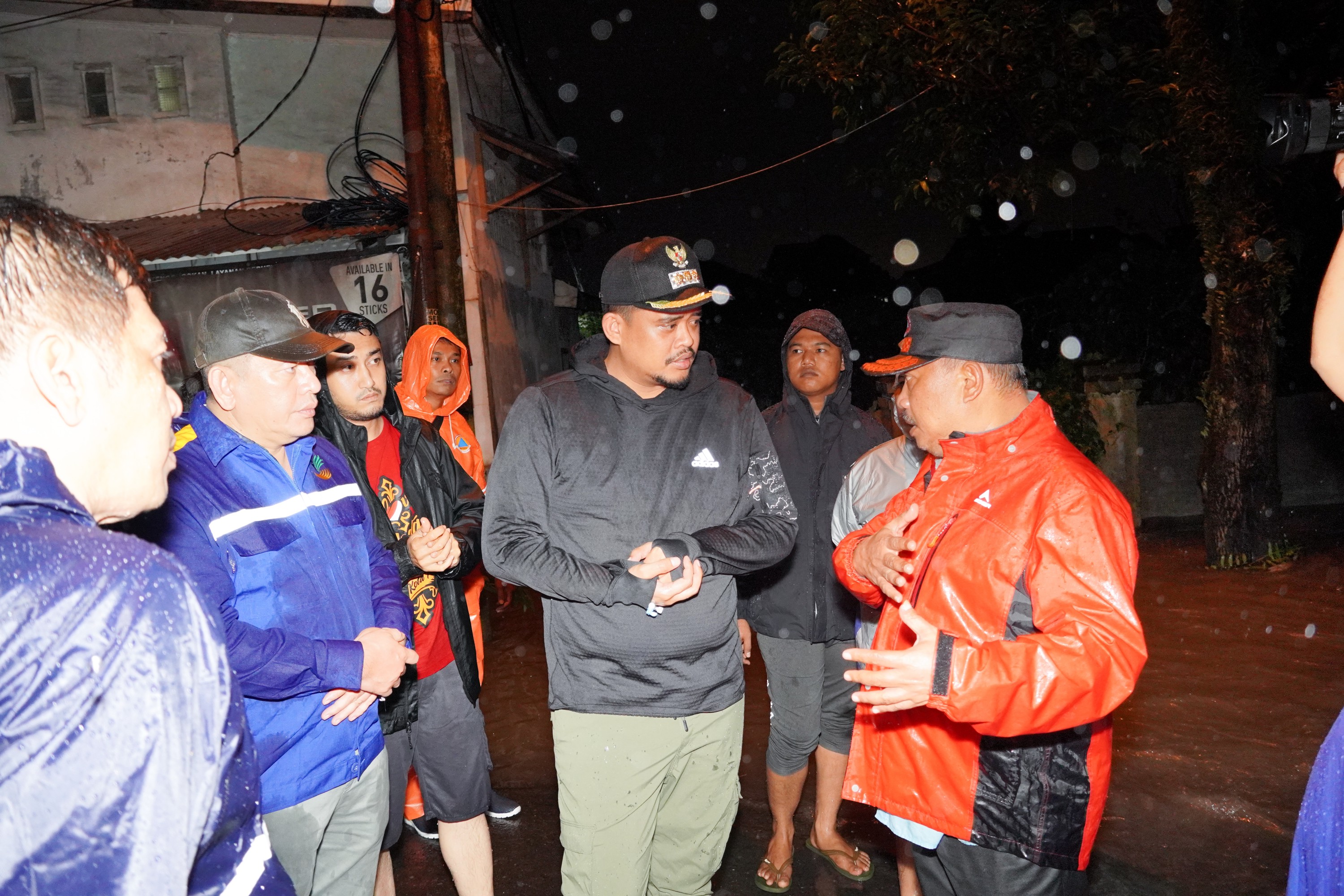 Wali Kota Medan, Bobby Nasution Meninjau Banjir di Jalan Perjuangan, Kelurahan Tanjung Rejo, Kecamatan Medan Sunggal Jumat (18/11) Malam Hingga Sabtu (19/11) Dinihari