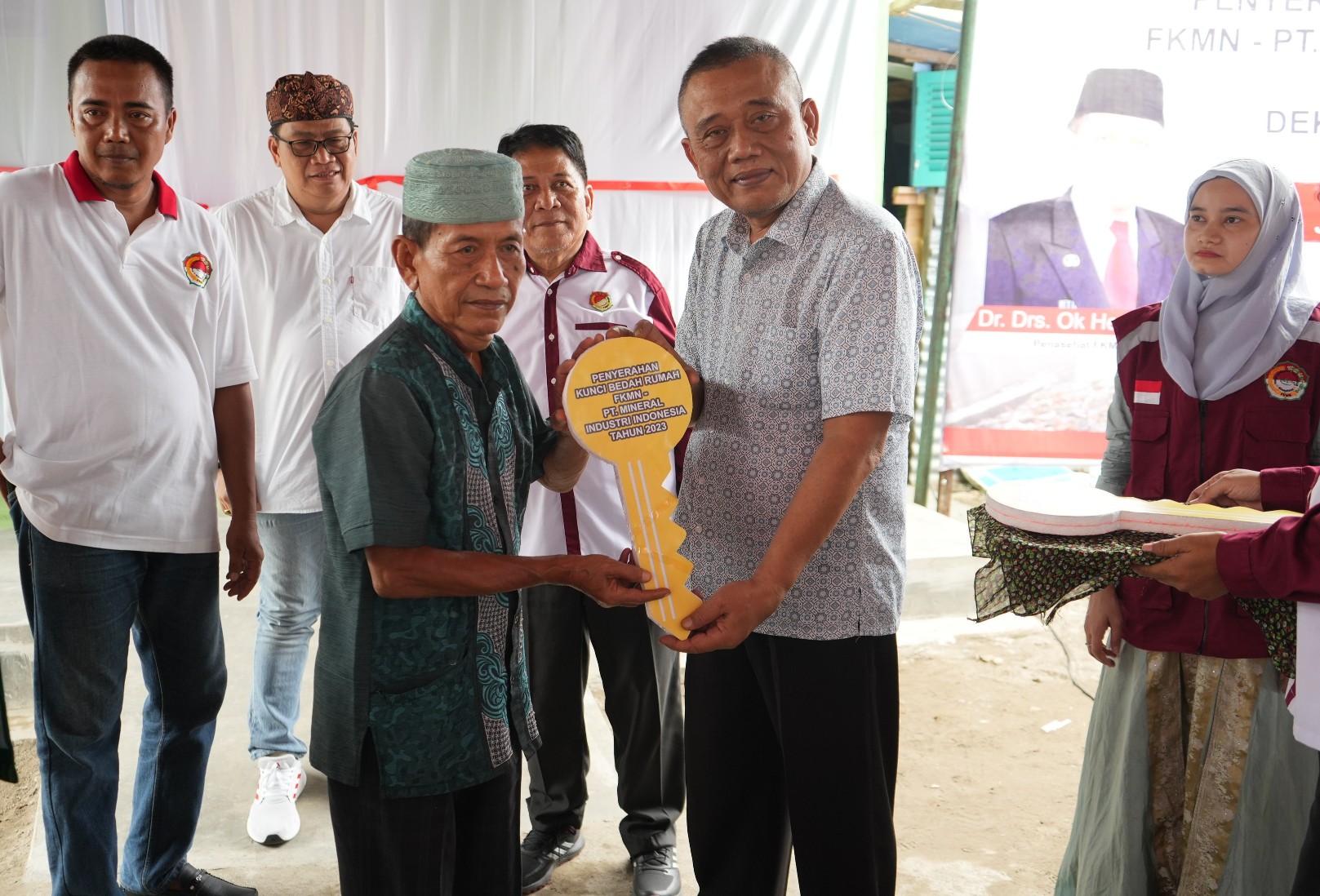 Asisten Perekonomian dan Pembangunan Setda Kota Medan, Agus Suriyono Mewakili Wali Kota Medan, Bobby Nasution Dalam Acara Penyerahan Kunci Bedah Rumah Hasil Kolaborasi FKMN Dengan PT. Inalum Yang Berlokasi di Jalan Avros Gg. Mancang. Kec. Medan Maimun, Sabtu (4/11/2023)