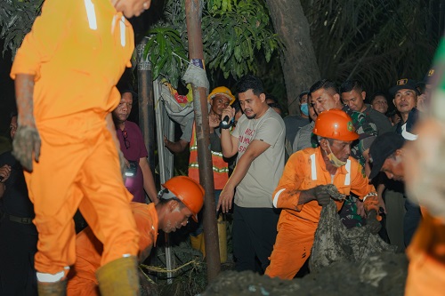 Bobby Nasution Tinjau Pemasangan Tanggul Sementara Di Bantaran Sungai Deli, Tepatnya Taman Maharani Jalan Kol Yos Sudarso Simpang Aloha, Senin (21/11) Malam