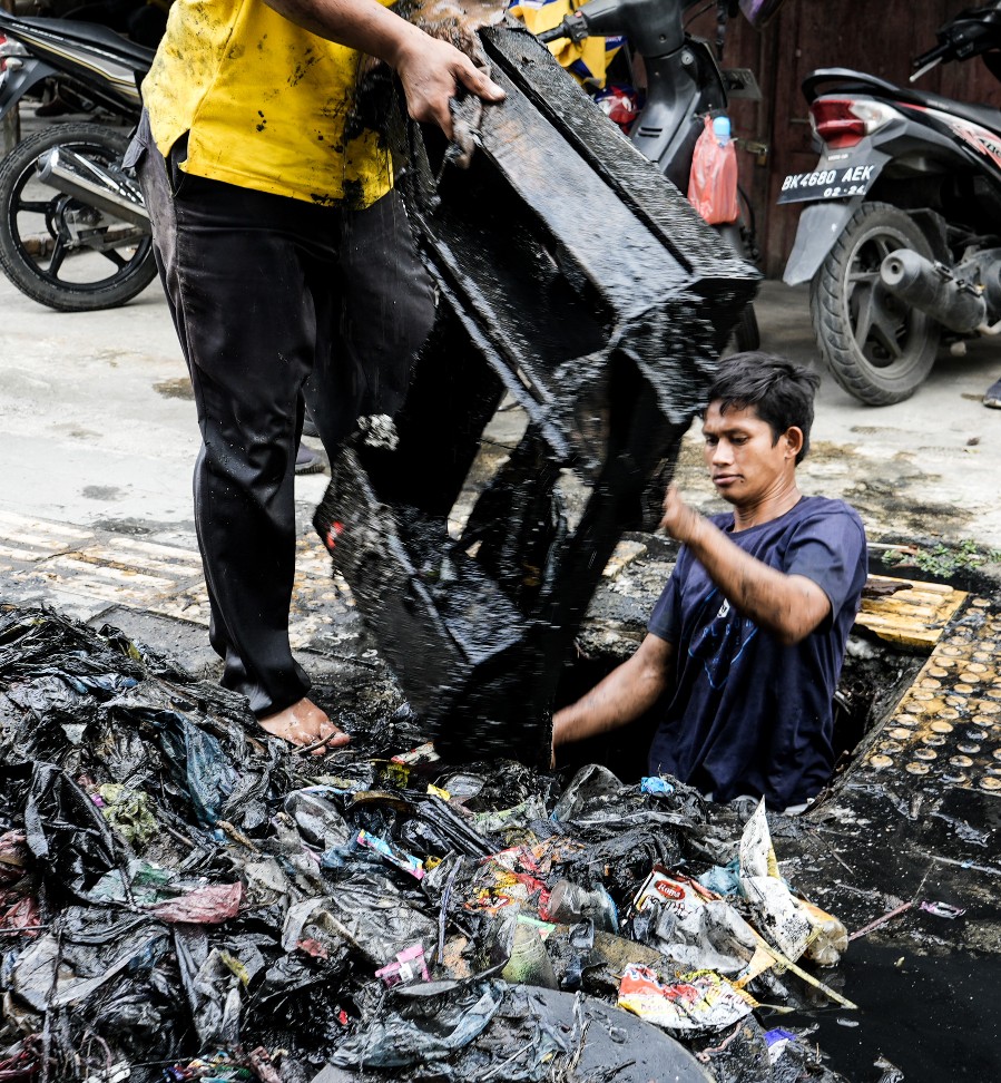 Drainase di Gang Langgar Kelurahan Tegal Sari III Kecamatan Medan Area Mulai Dinormalisasi, Senin (13/3)