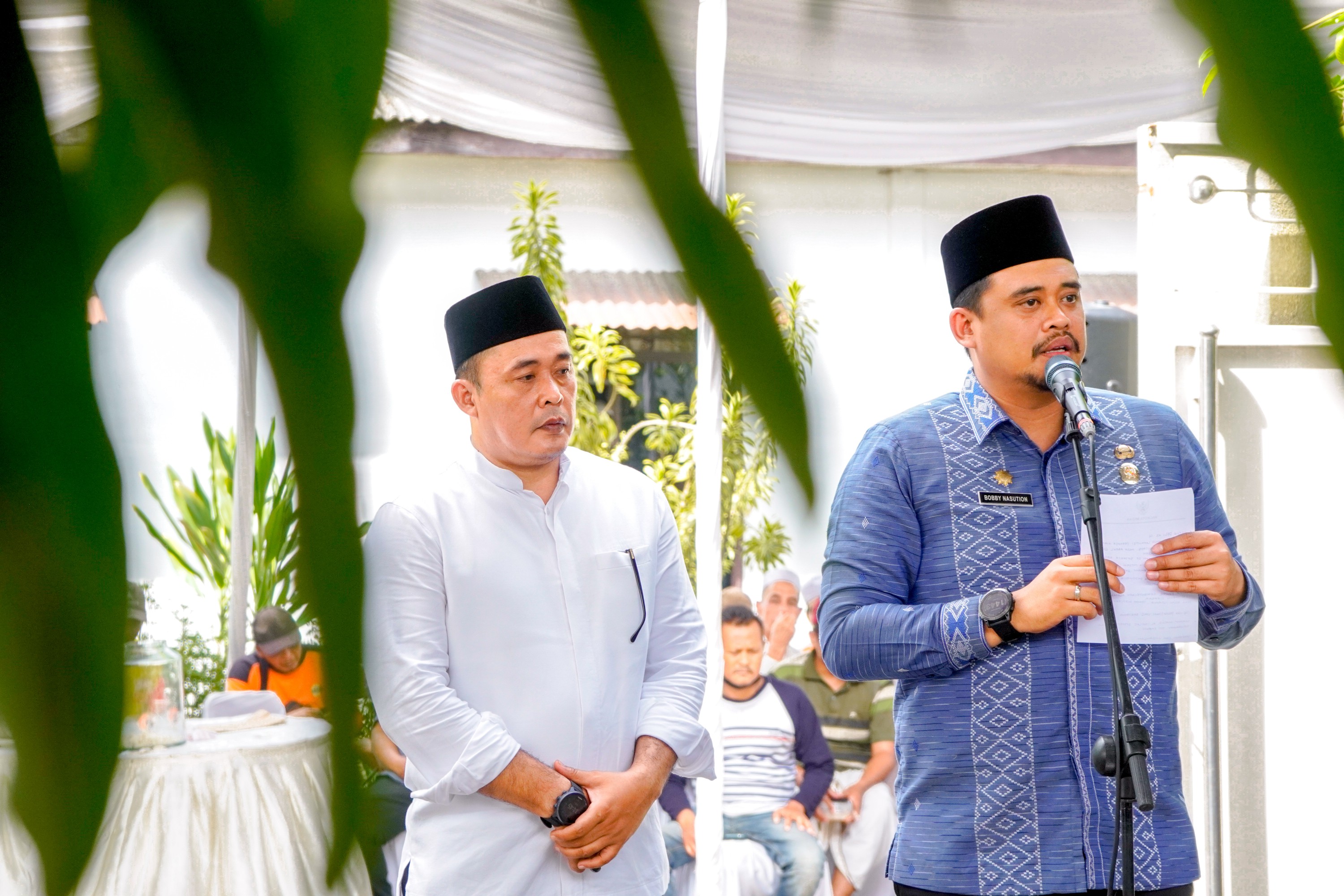 Wali Kota Medan, Bobby Nasution Menghadiri Pengajian Satu Tahun Atas Berpulangnya Almarhum Ayahanda dan Almarhumah Istri Tercinta Wakil Wali Kota Medan, H. Aulia Rachman, di Kediaman Orang Tua Wakil Wali Kota Medan di Komplek Perumahan Deli Raya Jalan Deposito, Kelurahan Titi Papan, Kecamatan Medan Deli, Jumat (28/10)