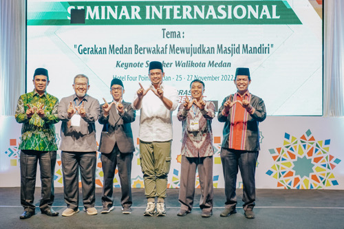 Bobby Nasution Menjadi Keynote Speaker Dalam Seminar Internasional Dengan Tema "Gerakan Medan Berwakaf Mewujudkan Masjid Mandiri" di Hotel Four Points Jalan Gatot Subroto Medan, Sabtu (26/11).