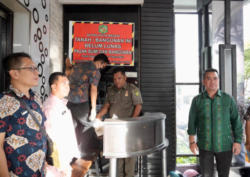 Pemko Medan Melalui Badan Pengelola Pajak Retribusi Daerah (BPPRD) Pasang Spanduk dan Stiker Belum Lunas PBB di Bagian Depan Hotel Syariah Grand Jamee, Jumat (2/12)