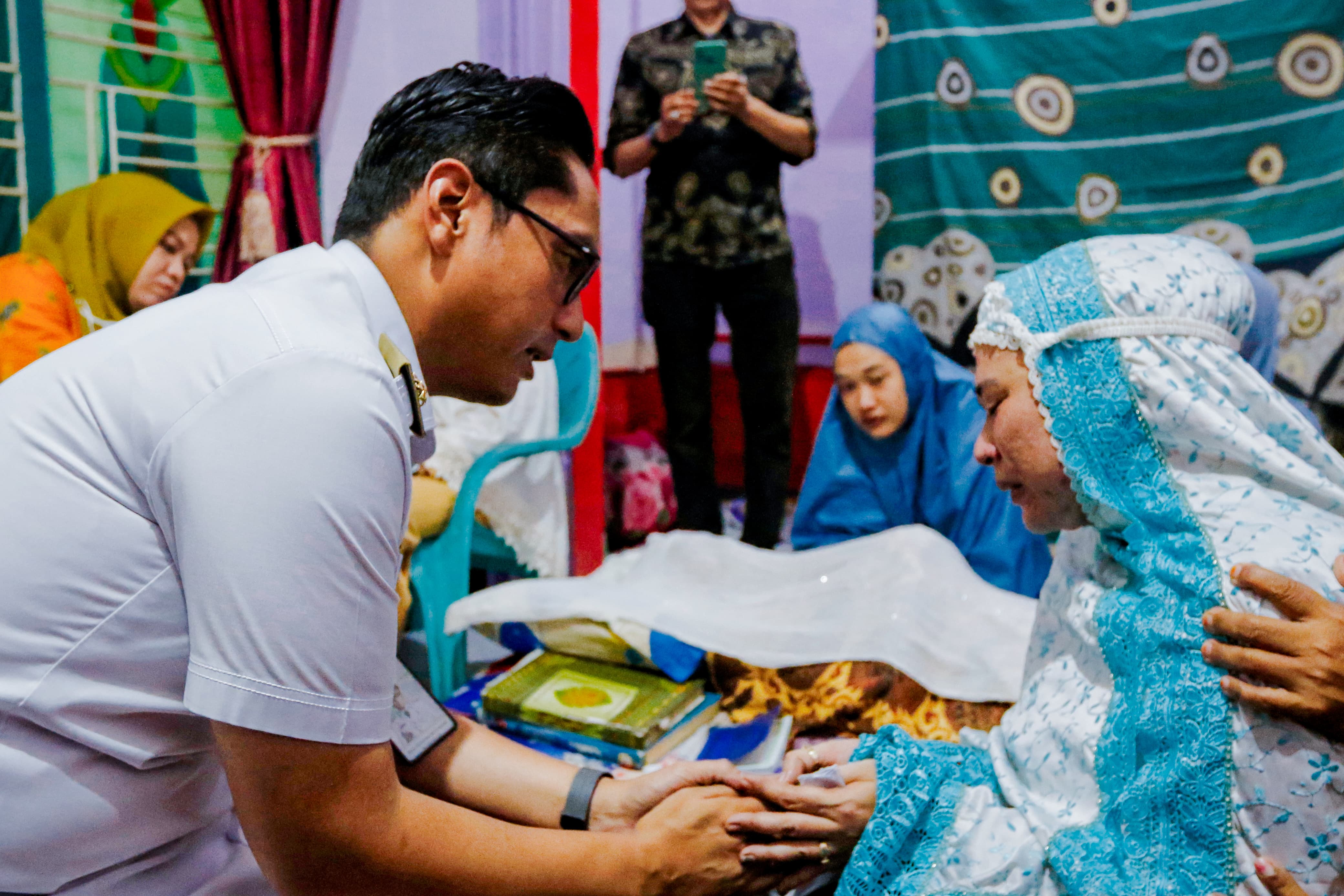 Sampaikan Belasungkawa, Rico Waas Takziah ke Rumah Duka Kepling kelurahan Sei Agul