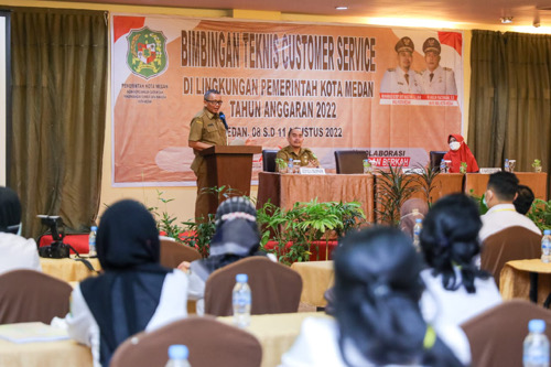 Pemko Medan Melalui BKDPSDM Kota Medan Gelar Bimbingan Teknis (BIMTEK) Customer Service di Grand Kanaya Hotel, Senin (8/8).