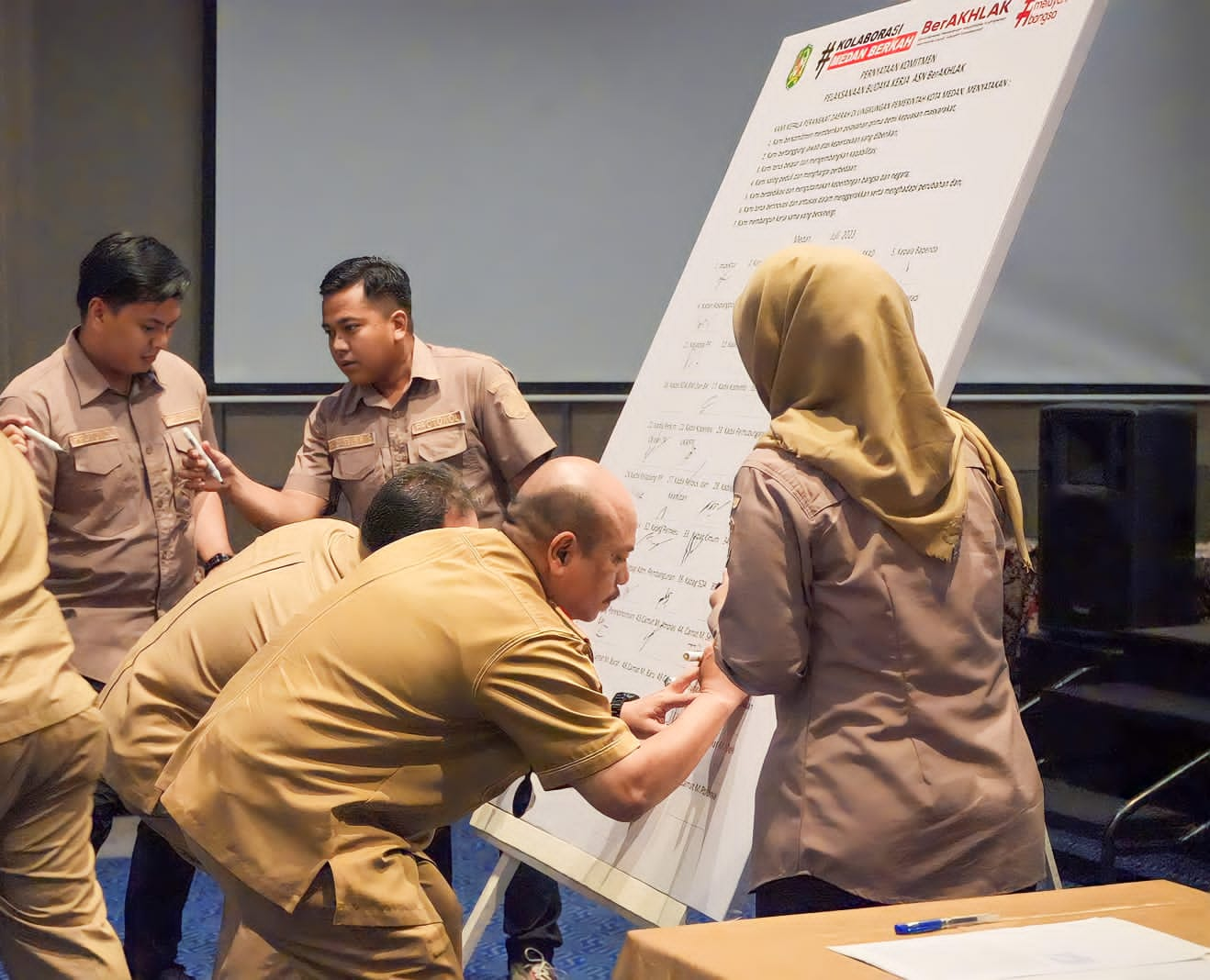 Pejabat Pemko Medan Tandatangani Komitmen Pelaksanaan Budaya Kerja ASN Ber-Akhlak