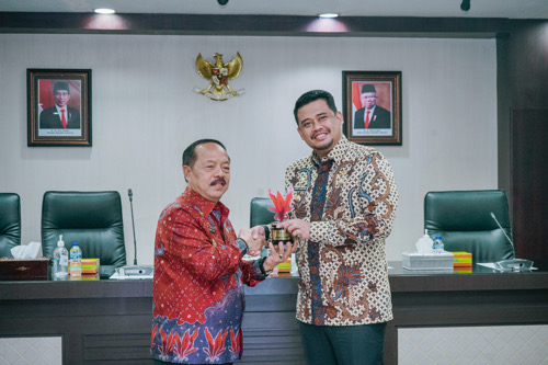 Bobby Nasution Terima Kunjungan Kerja Wakil Bupati Sanggau Kalimantan Barat Dalam Rangka Kaji Tiru Pada Kecamatan Medan Tuntungan Yang Termasuk Nominasi Kecamatan Terbaik di Wilayah Kota Medan di Balai Kota, Kamis (24/11).