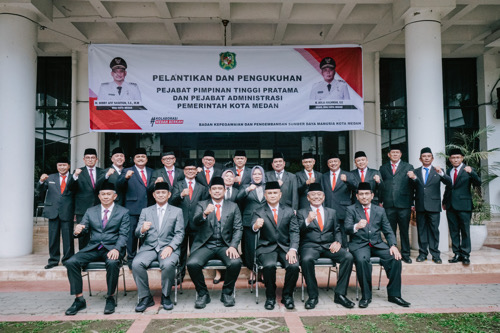 Bobby Nasution Lantik dan Kukuhkan Sebanyak 102  Orang  Pejabat Pimpinan Tinggi Pratama dan Administrasi di Lingkungan Pemko Medan di Halaman Tengah Balai Kota Medan, Senin (2/1).