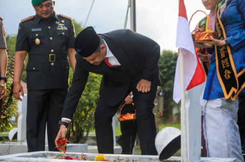 Wali Kota Medan Bobby Nasution Pimpin Ziarah Rombongan Pemko Medan ke Taman Makam Pahlawan (TMP) Bukit Barisan, Selasa (27/6)