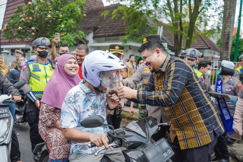 Bobby Nasution Bagikan Leaflet dan Helm di perempatan Jalan Sutomo Simpang Jalan HM Yamin (dekat RSUD Dr Pirngadi Medan), Jumat (17/3).