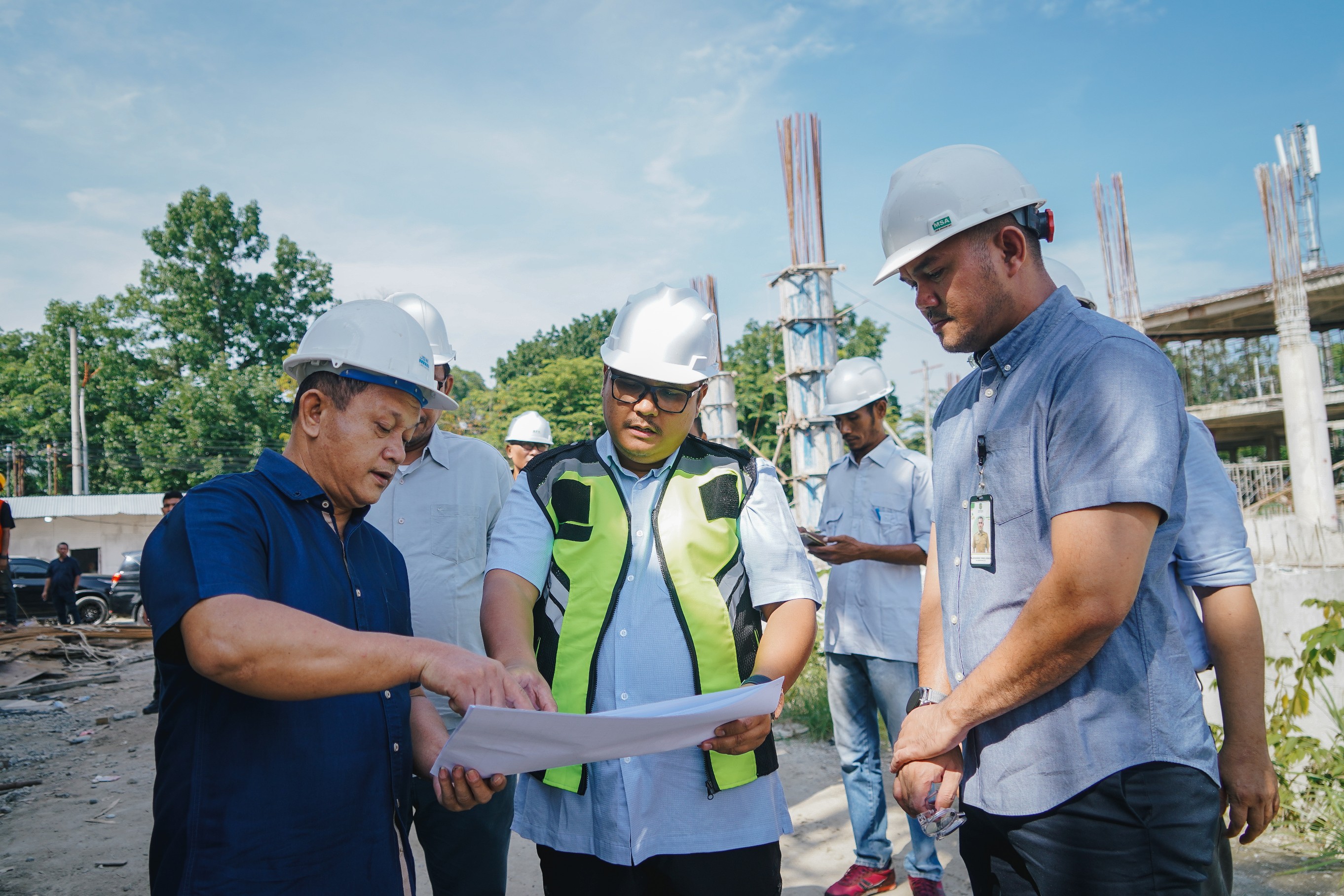 Pj. Sekda Kota Medan, Topan Obaja Putra Ginting Meninjau Proyek  Pembangunan Gedung Kolaborasi UMKM Square di Jalan Dr. Mansyur, Selasa (14/5/2024), Guna Melihat Progress Pekerjaan Yang Tengah Berlangsung