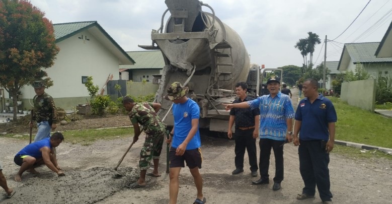 Kepala Lingkungan dan Masyarakat Pulo Brayan Bengkel Baru Kolaborasi Perbaiki Jalan Arlis