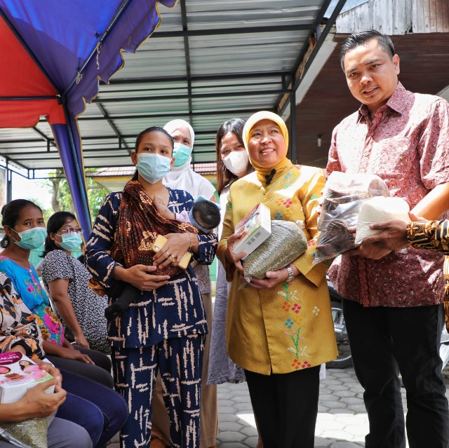 Kadis Ketahanan Pangan (Ketapang), Emilia Lubis Mewakili Wali Kota Medan, Bobby Nasution, Memberikan Makanan Tambahan Kepada Ibu Hamil dan Ibu Menyusui di Puskesmas Tuntungan, Jumat (3/6)