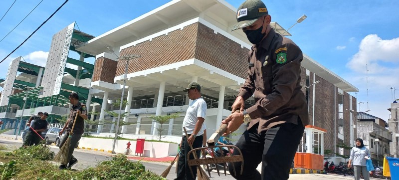 PUD Pasar Menggelar Gotong Royong di Pasar Petisah, Pasar Pusat Pasar, dan Pasar Aksara, Senin (13/6)