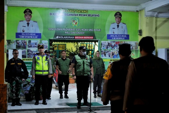 Camat Medan Selayang, Viza Fandhana Memimpin Apel Kegiatan Ngopi Sambil Jaga Poskamling Selayang (NGOMPAS), di Halaman Kantor Kecamatan, Kamis (16/6)