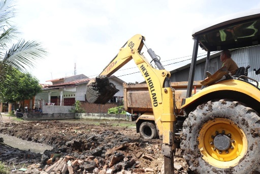 Dinas Pekerjaan Umum (PU) Melaksanakan Pekerjaan Pembuatan Drainase dan Pengaspalan Jalan Aman, Kelurahan Cinta Damai, Medan Helvetia