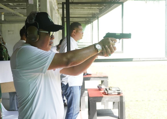 Wakil Wali Kota Medan, H. Aulia Rachman Mengikuti Lomba Tembak Pistol Executive Yang Digelar Dalam Rangka Peringatan HUT ke-72 Kodam I/BB dan Hari Bhayangkara ke-76 Tahun 2022 di Lapangan Tembak Pistol Perbakin Gaperta Jalan Beringin Raya Medan, Sabtu (18/6)