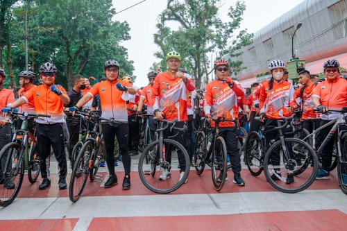 Wali Kota Medan, Bobby Nasution Bersama Gubernur Sumut, Edy Rahmayadi dan Unsur Forkopimda Sumut Mengikuti Fun Bike Yang Digelar Dalam Rangka Menyambut HUT Kodam I/BB Ke 72 dan HUT Bhayangkara Ke 76 tahun 2022, di Lapangan Benteng Medan, Minggu (19/6)