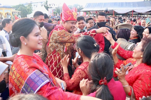 Wali Kota Medan, Bobby Nasution dan Ketua TP PKK, Kahiyang Ayu Bobby Nasution Menari "Mbuah Page Ras Mejuah-Juah" Bersama Masyarakat dan Tokoh Etnis Karo Dalam Perayaan Tahun Kerja Merdang Merdem Kuta Medan Tahun 2022, di Lapangan Istana Maimun, Rabu (29/6)