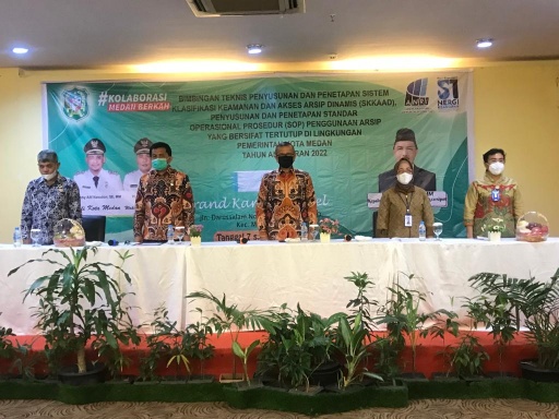 Asisten Umum, Renward Parapat Mewakili Wali Kota Medan, Bobby Nasution Membuka Bimtek Penyusunan dan Penetapan Sistem Klasifikasi Keamanan dan Akses Arsip Dinamis (SKKAAD) di Hotel Grand Kanaya, Kamis (7/7)