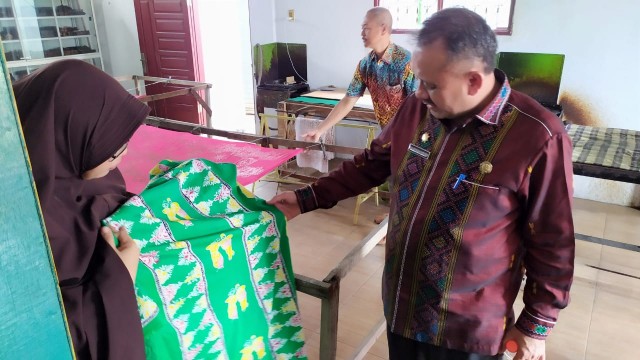 Kepala Dinas Perindustrian Kota Medan, Parlindungan Nasution Membuka Pelatihan Membatik Untuk Pelaku Industri Kecil Menengah (IKM) di Ardhiani Batik, Jalan Bersama Gang Musyawarah, Kelurahan Bantan, Medan Tembung, Kamis (14/7)