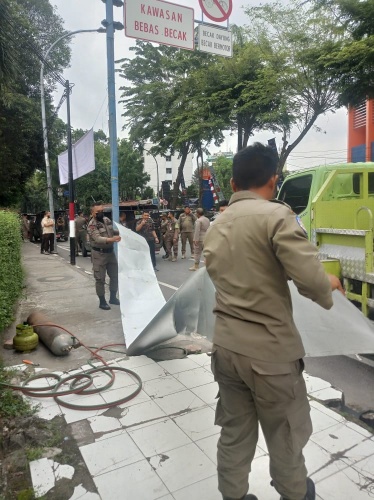 Pemko Medan Melalui Tim Gabungan Satpol PP Membongkar Reklame yang Melanggar Peraturan dan Ketentuan di Jalan Imam Bonjol, Selasa (19/7)