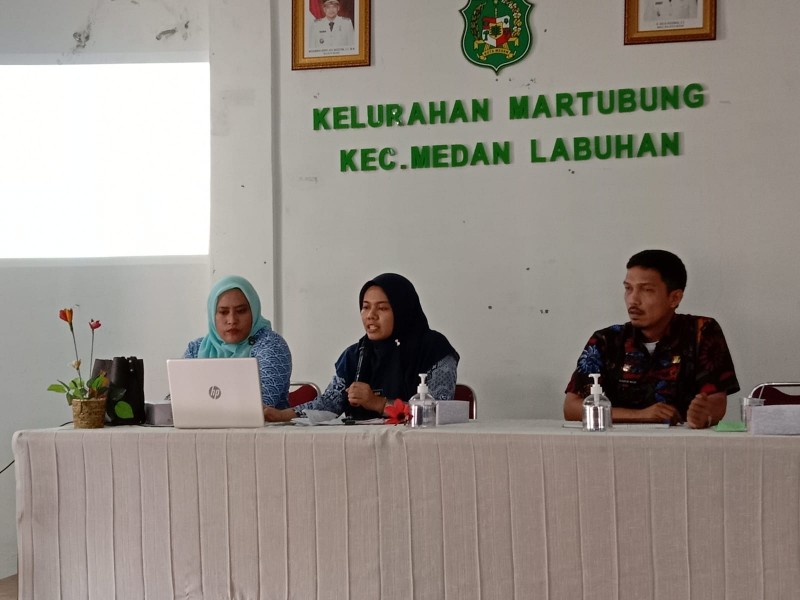 Sekretaris, Khairun Nasir Mewakili Camat Medan Labuhan, Indra Utama Membuka Minilokarya Yang Digelar Penyuluh KB Kecamatan Medan Labuhan, di Aula Kelurahan Martubung, Kamis (28/7)