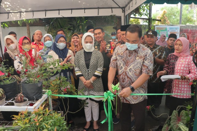 Camat Medan Timur, Noor Alfi Pane, AP Meresmikan Tanlovers Yang Terletak di Jalan Jemadi Kelurahan Pulo Brayan Darat II, Kamis (28/7)