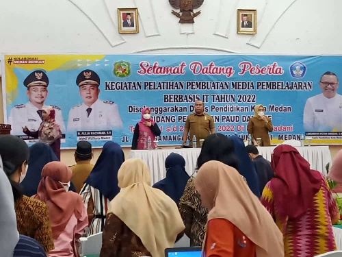 Pemko Medan melalui Dinas Pendidikan Kota Medan Menggelar Kegiatan Pelatihan Pembuatan Media Pembelajaran Berbasis Information Technologi (IT) Bagi Guru Pendidikan Usia Dini (PAUD) dan Guru Pendidikan Non Formal (PNF) se-Kota Medan di Hotel Madani, Selasa (2/8)