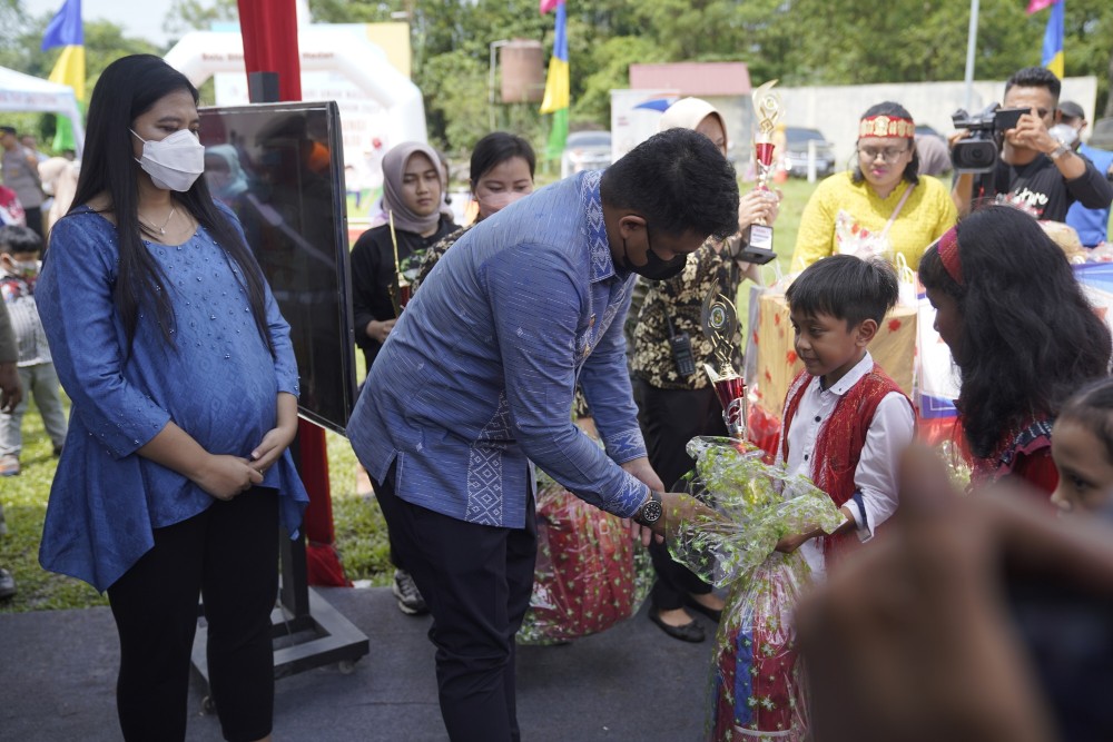 Wali Kota Medan, Bobby Nasution Memberikan Sejumlah Hadiah Berupa Sepeda Kepada Anak-Anak Yang Berhasil Menjawab Pertanyaan Dalam Puncak Peringatan Hari Anak Nasional Tingkat Kota Medan Tahun 2022, di Lapangan Cadika, Kec. Medan Johor, Jumat (5/8)