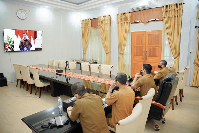 Wali Kota Medan, Bobby Nasution Mengikuti Rapat Koordinasi Nasional (Rakornas) Pengendalian Inflasi Tahun 2022 Melalui Sambungan Virtual Dari Rumah Dinas Wali Kota, Jalan Sudirman Medan, Kamis (18/8) Pagi