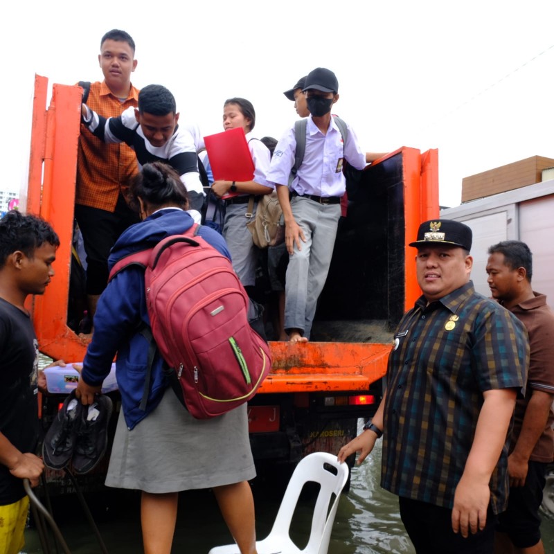 Gerak Cepat Kecamatan Medan Selayang Membantu Masyarakat Yang Terjebak Banjir