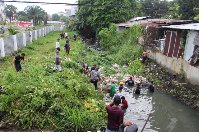 Kecamatan Medan Helvetia Gotong Royong Bersihkan Sungai Bederah