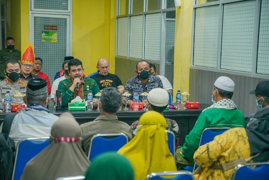 Permasalahan Tawuran, Narkoba dan Banjir Menjadi Keluhan Yang Disampaikan Warga Saat Melaksanakan Program Sapa Lingkungan di Kantor Camat Medan Belawan, Jumat (19/8) Petang