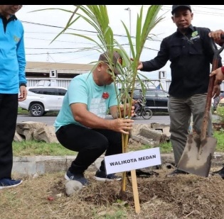 Asisten Pemerintahan dan Kesejahteraan, Muhammad Sofyan Menghadiri Aksi Penanaman 260 Batang Pohon Kelapa dan 100 Batang Pohon Sawo Yang Digelar Atas Kerjasama Pemko Medan dan Yayasan Budaya Hijau Indonesia, di Kecamatan Medan Belawan, Minggu (21/8)