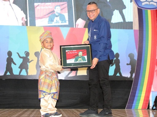 Kepala Dinas Pendidikan, Laksamana Putra Siregar Menutup Perhelatan Gebyar dan Expo Hari Anak Nasional, di Gedung Madinatul Al Hujaj, Asrama Haji Medan, Minggu (21/8)