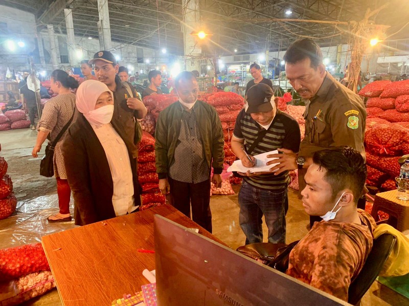 Dinas Ketahanan Pangan Medan Berkolaborasi Dengan PUD Pasar Medan Melakukan Pemantauan Ketersediaan Cabe dan Bawang Merah di Pasar Induk Lau Cih, Senin (22/8) Malam Hingga Selasa (23/8) Dini Hari