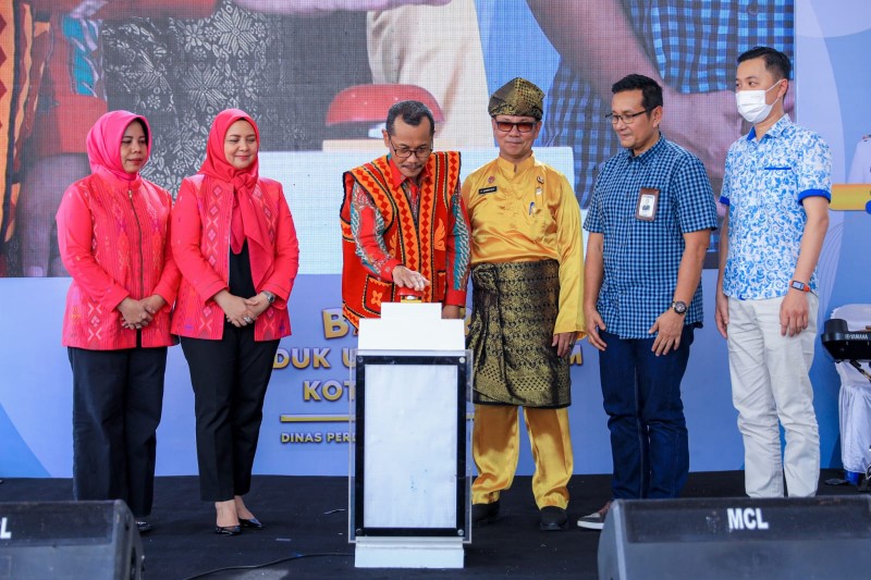 Pemko Medan Melalui Dinas Perdagangan Kota Medan Menggelar Bazar Produk Unggulan UKM di Halaman Parkir Suzuya Mall Marelan, Jumat (26/8)