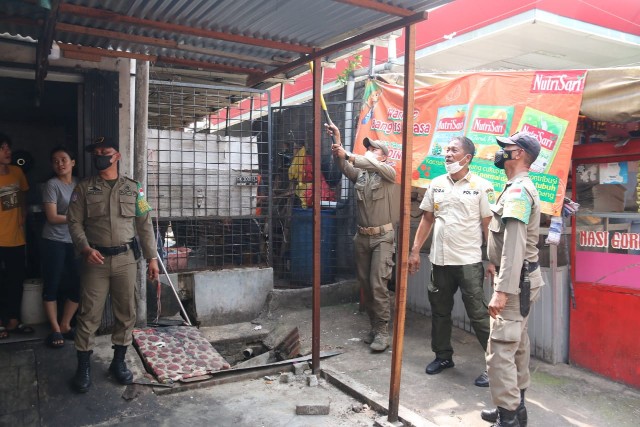 Pemko Medan Bongkar Bangunan Di Atas Saluran Drainase Yang Terdiri Dari Satpol PP Kota Medan, Dinas PU Kota Medan, Dishub Kota Medan, Dinas Kominfo Kota Medan Beserta Jajaran Dari Kecamatan Medan Area dan Di Bantu Oleh Personil Babinsa Yang Berada Di Jalan Asia Sp. Jalan Suasa, Rabu (31/8)