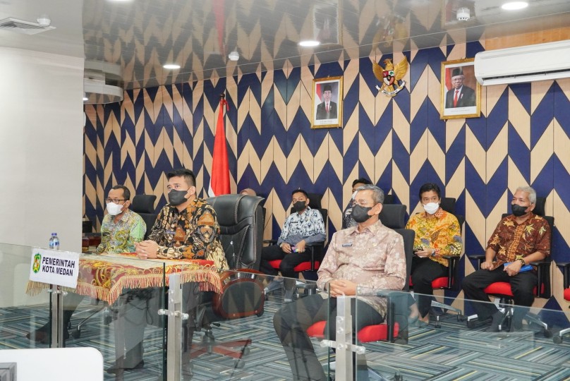 Wali Kota Medan, Bobby Nasution Mengikuti Rapat Koordinasi Nasional (Rakornas) Terkait Penguatan Pembinaan, Pengawasan dan Pengelolaan Badan Usaha Milik Daerah (BUMD) secara virtual di Command Center Kantor Wali Kota Medan, Kamis (8/9)