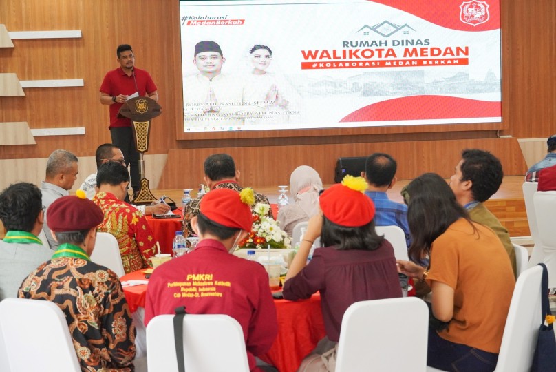 Wali Kota Medan, Bobby Nasution Memaparkan Program Pemko Medan Terkait Memastikan Ketersediaan Kebutuhan Pokok, Menjaga Kestabilan Harga Bahan Kebutuhan Pokok dan Penyesuaian Harga BBM di Hadapan Kelompok Cipayung Plus Medan di Pendopo Rumah Dinas Wali Kota Medan, Sabtu (10/9)