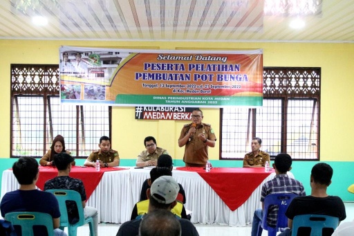 Dinas Perindustrian Menggelar Pelatihan Pembuatan Pot Bunga di Kelurahan Sei Agul Kecamatan Medan Barat, Selasa (13/9)