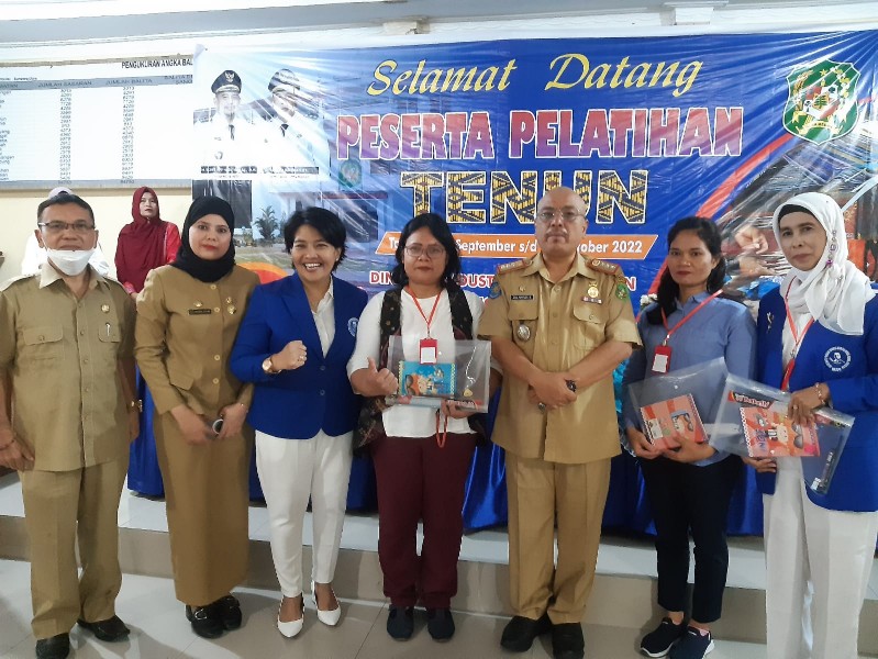 Kabid Pembangunan Sumber Daya Industri, Dinas Perindustrian Kota Medan, Linda Mora Membuka Pelatihan tenun, di Aula Kantor Camat Medan Perjuangan, Jalan Pendidikan, Selasa (13/9)