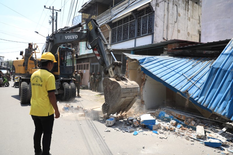 Sebanyak Empat Unit Bangunan Atau Pos Yang Berdiri Atas Drainase Kembali Dibongkar Oleh Tim Satpol PP Kota Medan, Jumat (16/9)