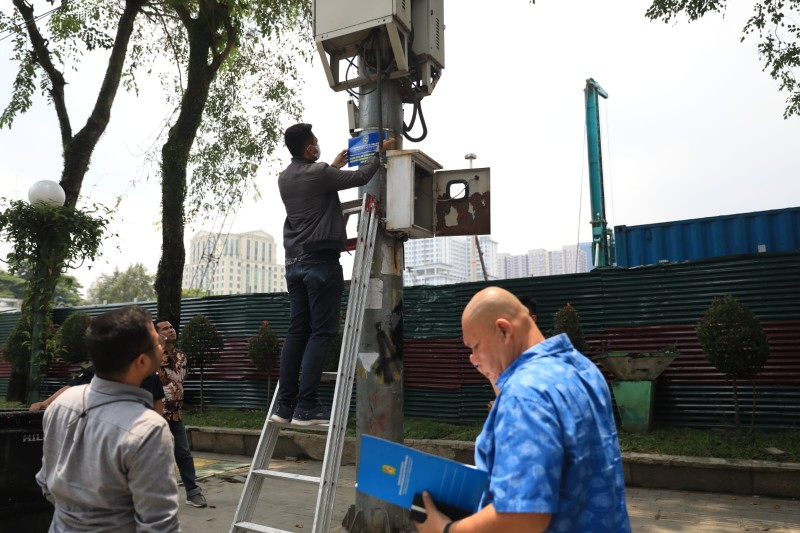 Dinas Kominfo Tempel Pemberitahuan Di Menara Telekomunikasi Yang Berdiri Di Lahan Pemko Agar Taati Perwal Yang Dilakukan Tim Dinas Kominfo Dipimpin Kadis Kominfo, Arrahmaan Pane diwakili Kabid Teknologi Informatika, Deddy Wilistyan, Kamis, (15/9)