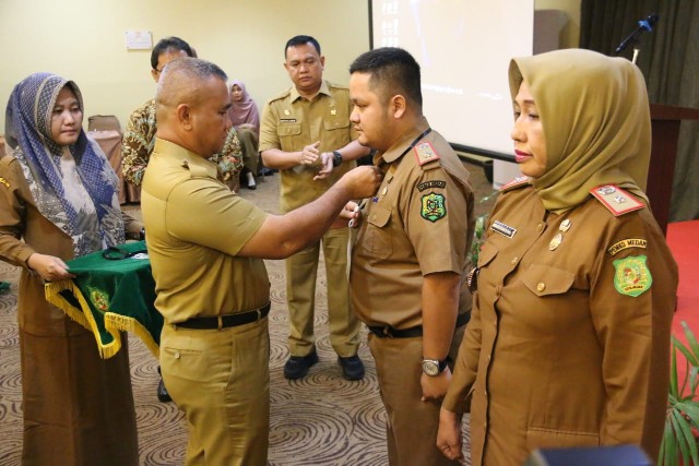 Asisten Pemerintahan dan Sosial Setda Kota Medan, M. Sofyan Membuka Pelatihan Kepamongprajaan Bagi Lurah di Lingkungan Pemko Medan, di Hotel Grand Kanaya, Senin (26/9)